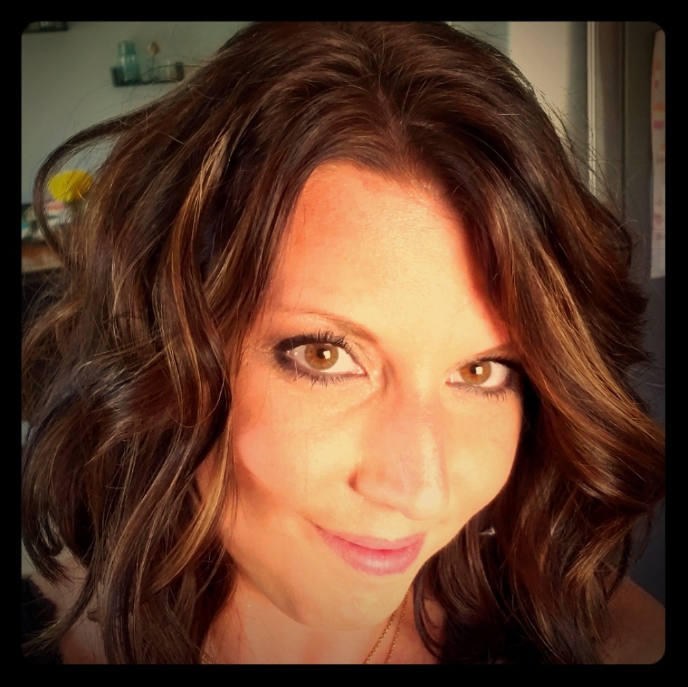Hi Poshers! My name is Elyse...